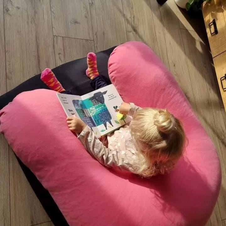 Heerlijk dagelijks lezen op een bruine Elly en een roze Uli met een kinderboekje