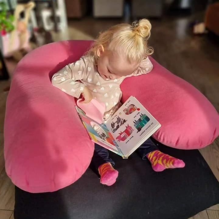 Heerlijk dagelijks lezen op een bruine Elly en een roze Uli met een kinderboekje